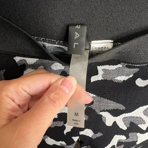 Koral Knockout Cropped Legging Black  Camo size medium gray black - Picture 4 of 8